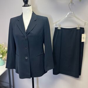 Kasper Women's Two Piece Business Suit Blazer & Skirt in Navy Blue 4 Petite